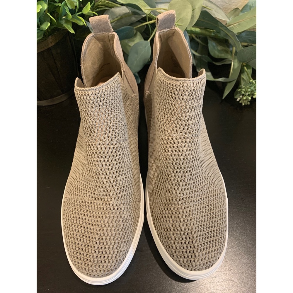 Chelsea & Violet tan cielo wedged sneakers size 8